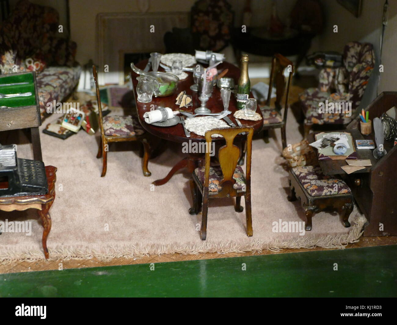 Maison de poupées : les années 1930 Courtier en simulation de style Tudor, (les pignons) Banque D'Images Maison de poupées : les années 1930 Courtier en simulation de style Tudor, (les pignons) Banque D'Images