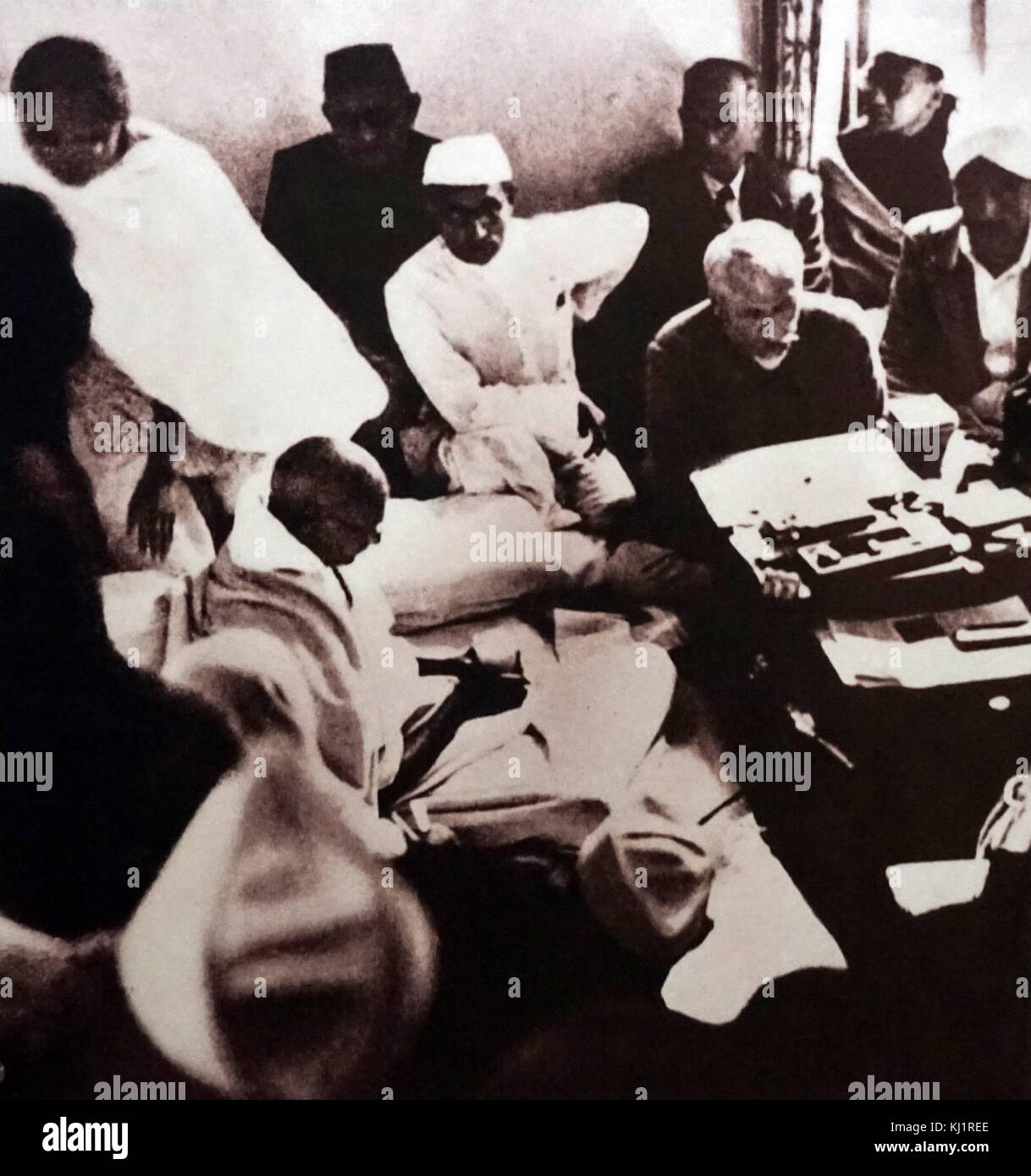 Mualana avec Azad le Mahatma Gandhi lors de sa grève de la faim, à la suite de la Partition indienne de 1947. Mohandas Karamchand Gandhi (1869 - 1948), Gandhi a été le principal chef de l'indépendance de l'Inde en mouvement a décidé de l'Inde. À 5:17 pm le 30 janvier 1948, Banque D'Images