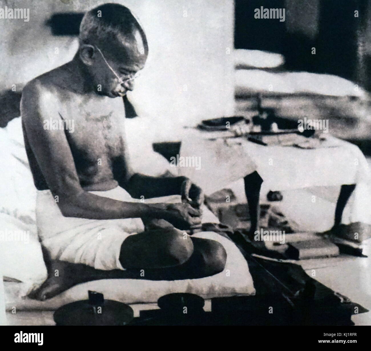 Mahatma Gandhi lors d'un tissu homespun spinning protester contre la domination britannique en Inde. Mohandas Karamchand Gandhi (1869 - 1948), Gandhi a été le principal chef de l'indépendance de l'Inde en mouvement a décidé de l'Inde. À 5:17 pm le 30 janvier 1948, Banque D'Images