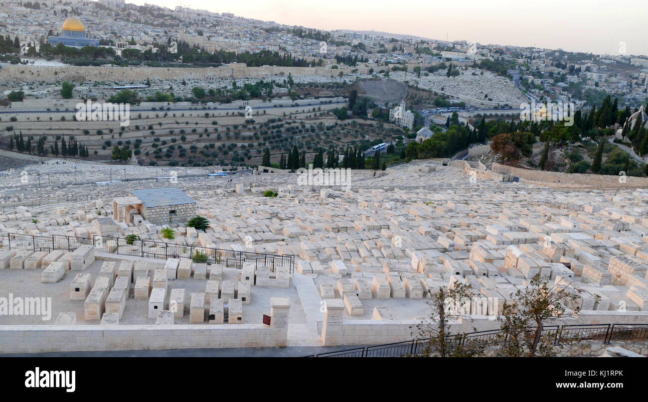 Vue depuis le Mont des oliviers dans la vallée du Cédron à la mosquée d'Omar et le Mont du Temple, Jérusalem, Israël. Dans l'avant-plan est Le cimetière juif sur le Mont des Oliviers, y compris la nécropole de Silwan, est le plus ancien et le plus important cimetière de Jérusalem. Enfouissement sur le Mont des Oliviers a commencé il y a quelque 3 000 ans dans l'époque du Premier Temple, et continue à ce jour Banque D'Images