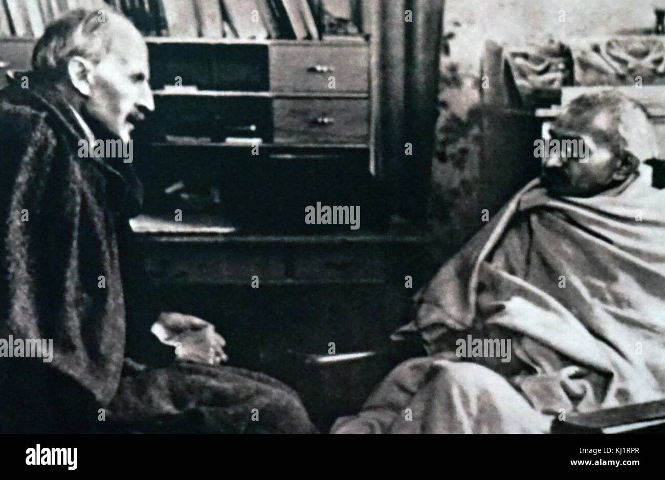 Visite de Mahatma Gandhi à Romain Rolland (dramaturge français, romancier, essayiste) à son domicile à Villeneuve, Suisse, décembre 1931. Mohandas Karamchand Gandhi 1869 - 1948), était le principal leader de l'indépendance de l'Inde en mouvement a décidé de l'Inde. Banque D'Images