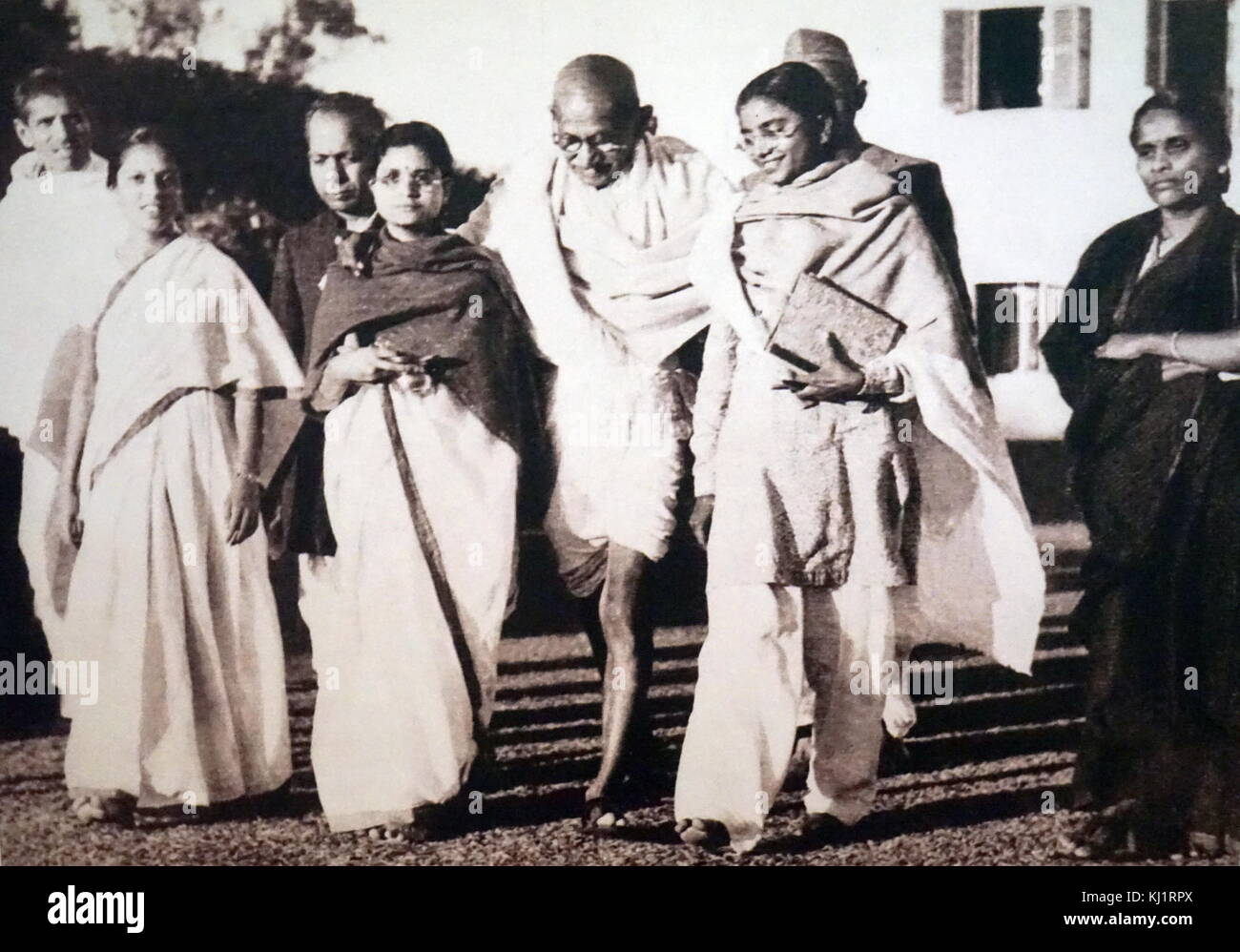 Mohandas Karamchand Gandhi 1869 - 1948) à sa dernière réunion publique ; Gandhi était le principal leader de l'indépendance de l'Inde en mouvement a décidé de l'Inde. À 5:17 pm le 30 janvier 1948, Gandhi était avec ses petites-nièces dans le jardin de l'ancienne maison Birla (maintenant Gandhi Smriti), sur sa façon de s'attaquer à une réunion de prière, quand Nathuram Godse a tiré trois balles d'un pistolet Beretta 9 mm dans la poitrine à bout portant Banque D'Images