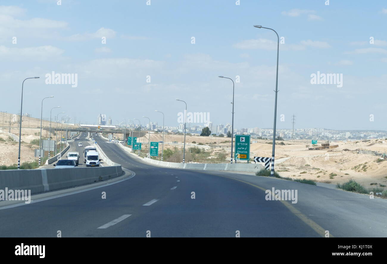 En route pour l'autoroute (Beersheba Beersheba) une ville dans le sud d'Israël, désert du Néguev Banque D'Images