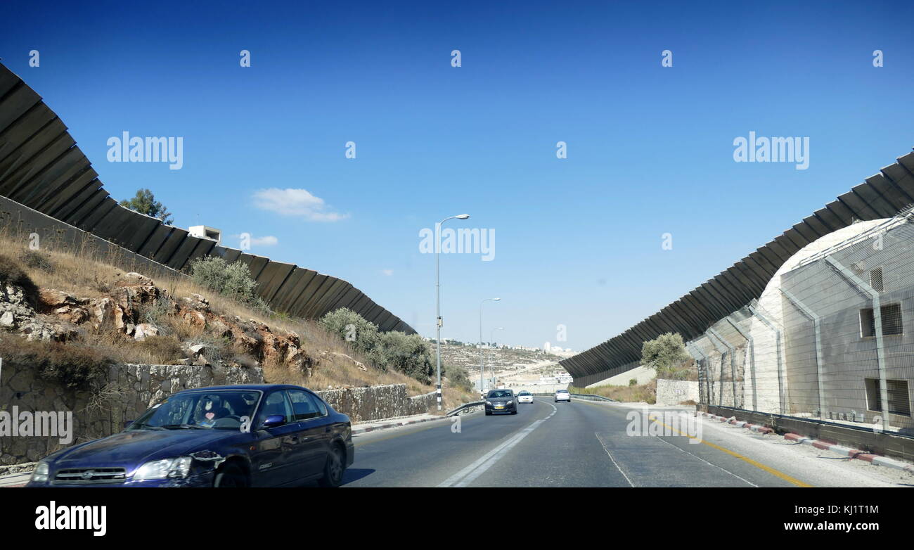 Mur de sécurité construit par Israël pour séparer le peuple juif et les zones palestiniennes le long des routes à travers la Cisjordanie occupée de la Palestine Banque D'Images