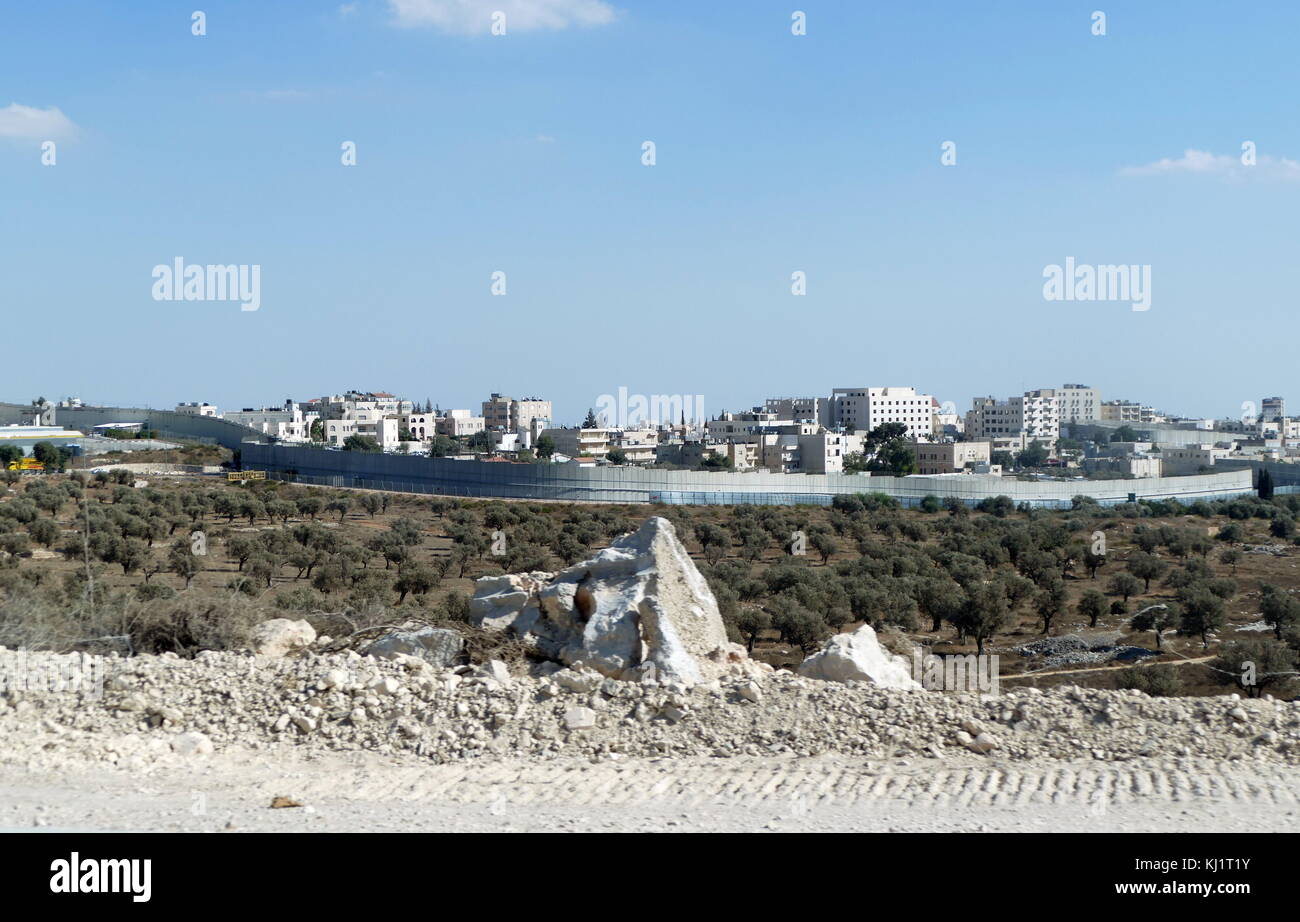 Mur de sécurité construit par Israël pour séparer le peuple juif et les zones palestiniennes le long des routes à travers la Cisjordanie occupée de la Palestine Banque D'Images