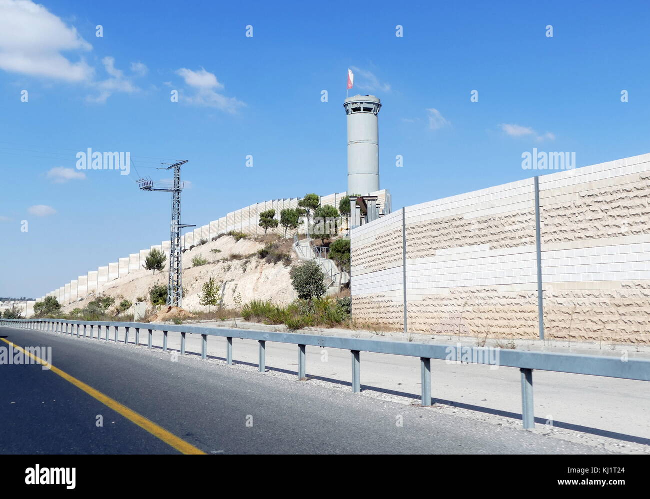Mur de sécurité construit par Israël pour séparer le peuple juif et les zones palestiniennes le long des routes à travers la Cisjordanie occupée de la Palestine Banque D'Images