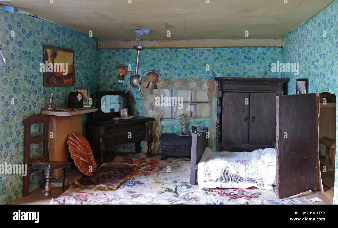 Maison de poupées : les années 1930 Courtier en simulation de style Tudor, (les pignons) Banque D'Images Maison de poupées : les années 1930 Courtier en simulation de style Tudor, (les pignons) Banque D'Images