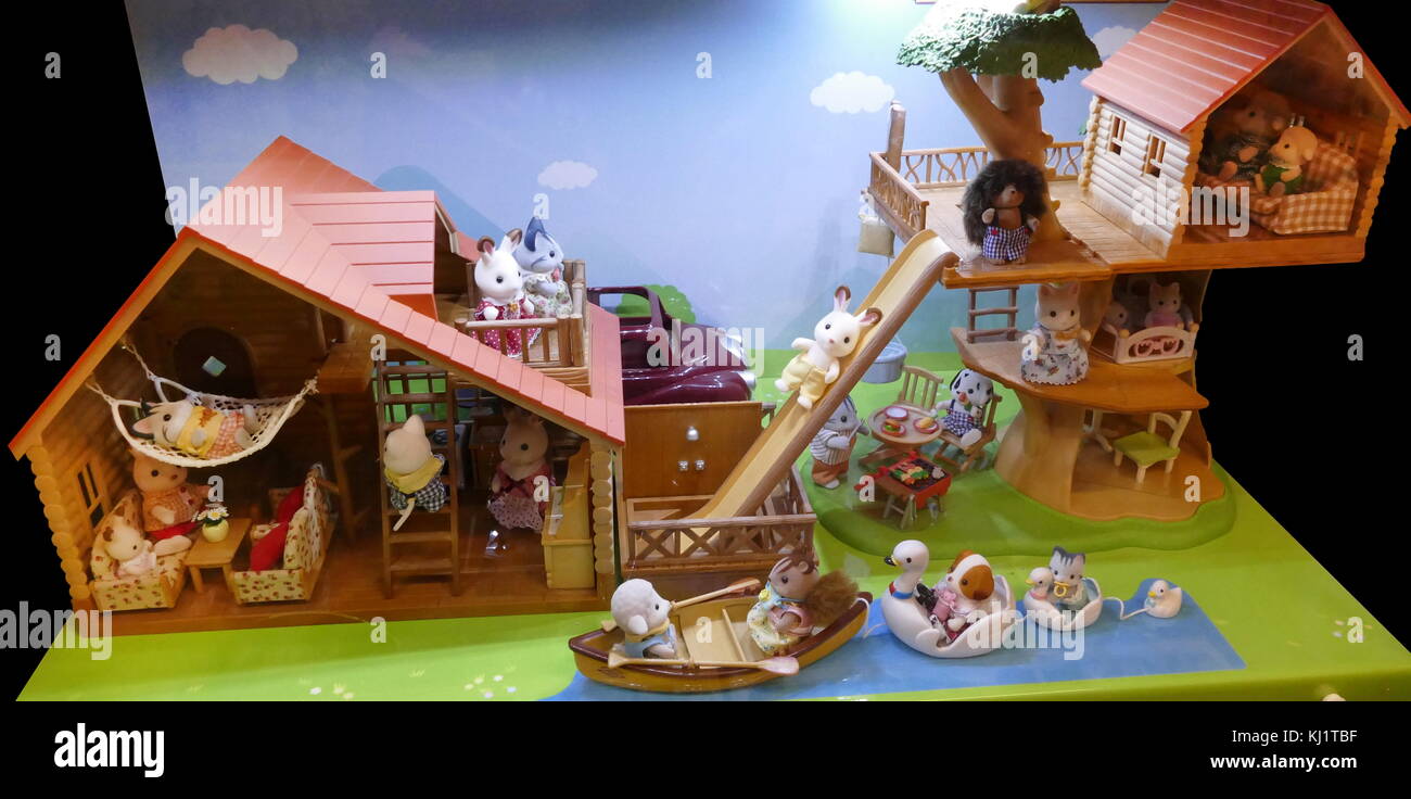Maisons de poupées Famille Sylvanian et magasins basée sur la famille Sylvanian est une ligne d'animaux anthropomorphiques à collectionner figurines en plastique floqué. créé par la société japonaise des jeux de l'époque en 1985 et diffusé dans le monde entier par un certain nombre d'entreprises. Banque D'Images