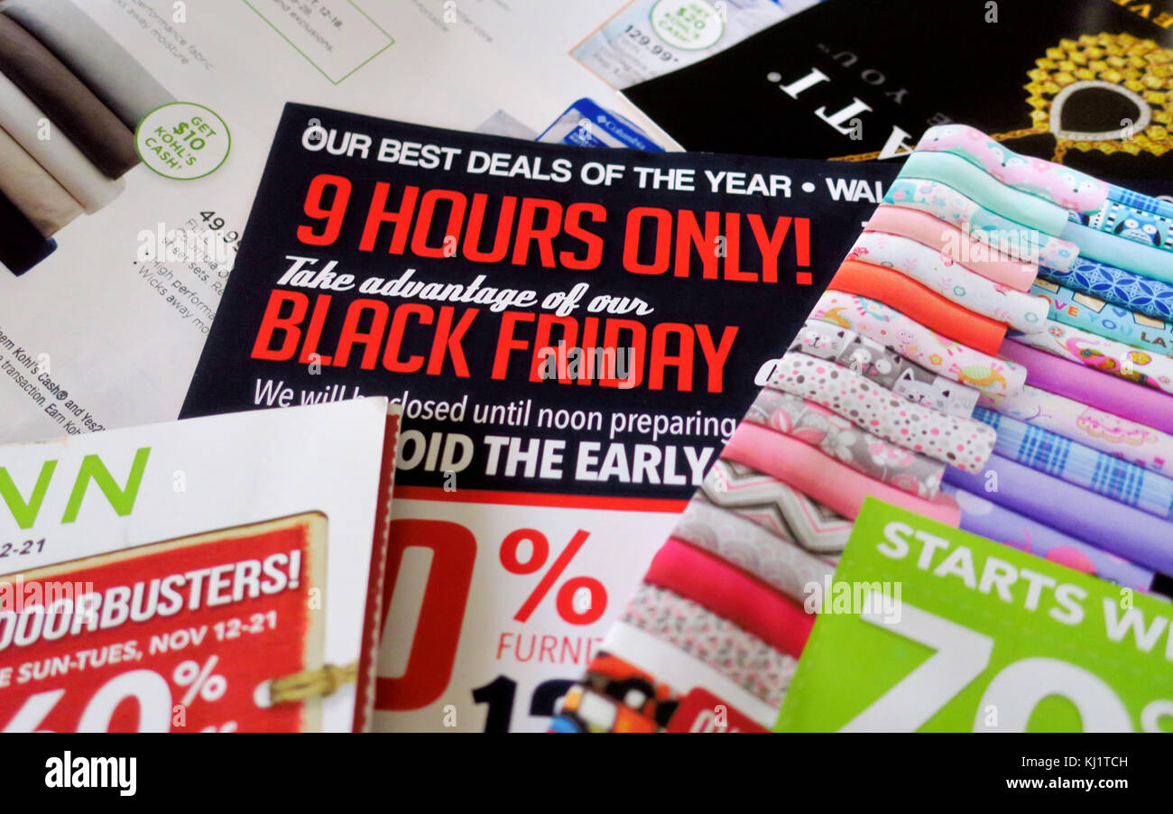 Un groupe d'annonces vendredi noir étendu sur une table l'accent sur la traite et 'door busters'. Banque D'Images