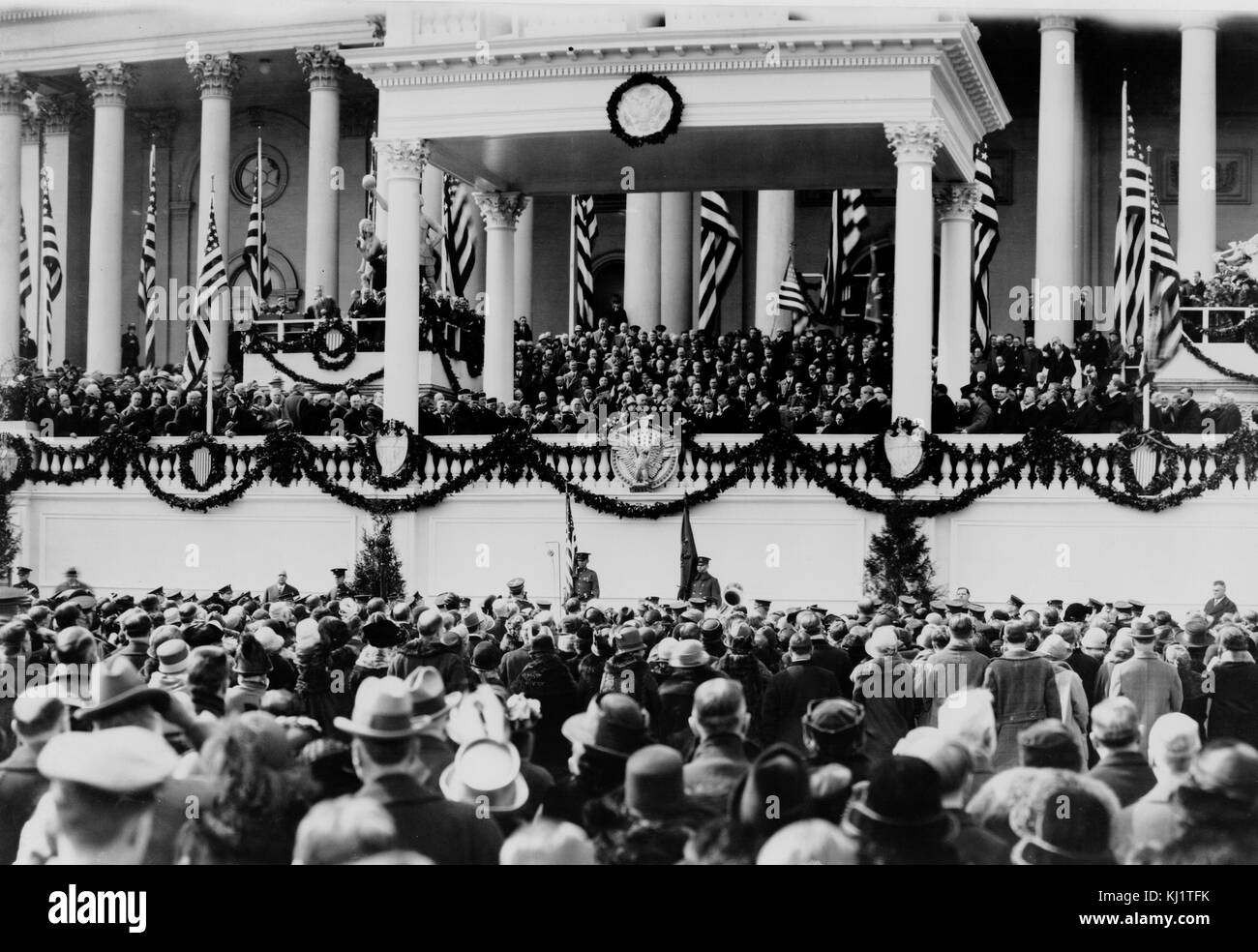 Serment d'Office administré à John Calvin Coolidge en tant que président des Etats-Unis Janvier 1925. Coolidge (1872 -1933) fut le 30e président des États-Unis (1923-29). Un avocat de la République du Vermont, Coolidge a travaillé son chemin vers le haut de l'échelle de la politique de l'état du Massachusetts, et est finalement devenu gouverneur de cet état. Banque D'Images