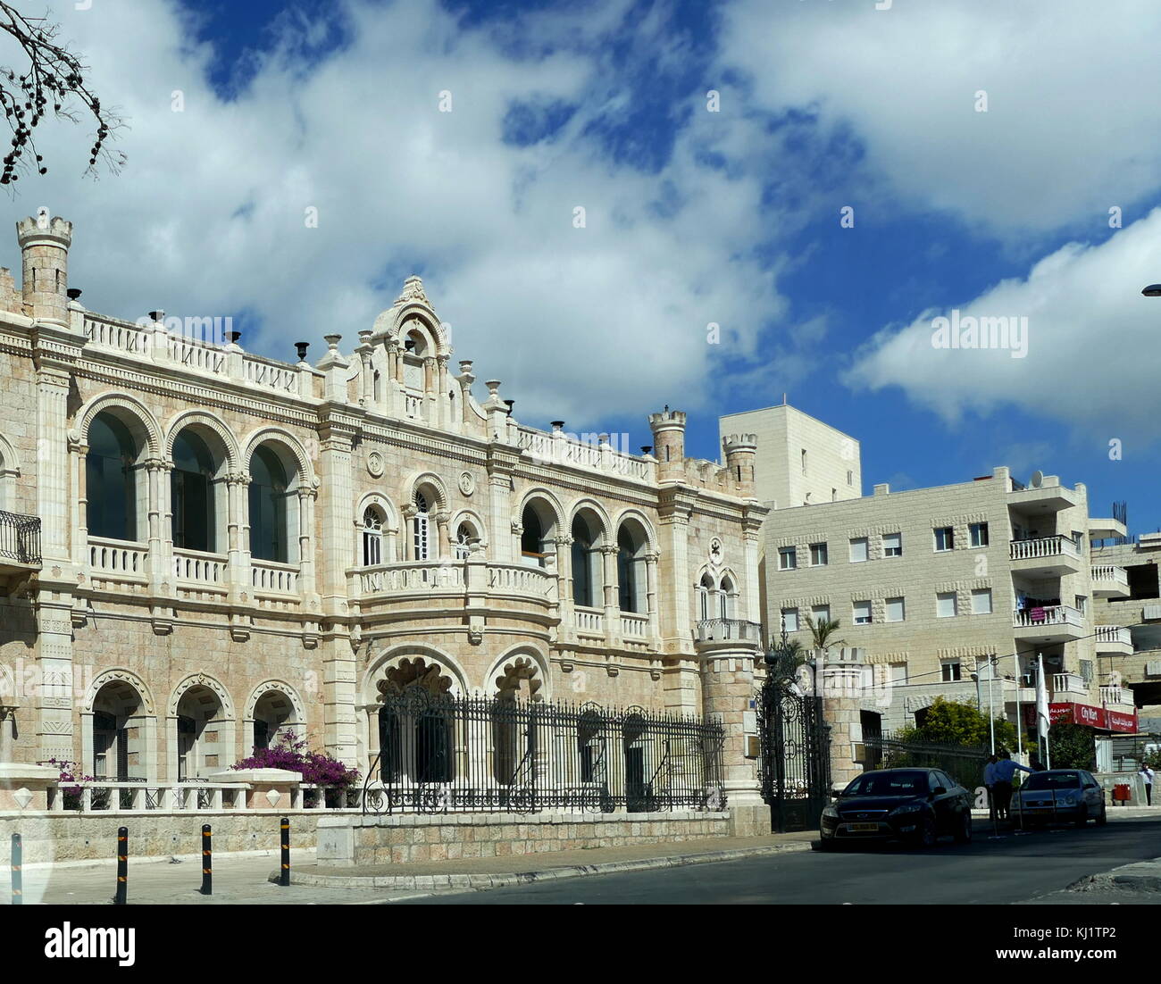 Jacir Palace Hotel, Bethléem est le plus grand hôtel à Bethléem dans le centre de la Cisjordanie en Palestine. La conception d'origine du bâtiment a été basée sur l'architecture typique de peuple palestinien et les caractéristiques d'une maison arabe. Jacir Palace dispose de trois étages, chaque couvrant 800 mètres carrés. Jacir Palace a été construit en 1910. En date du 21e siècle Banque D'Images