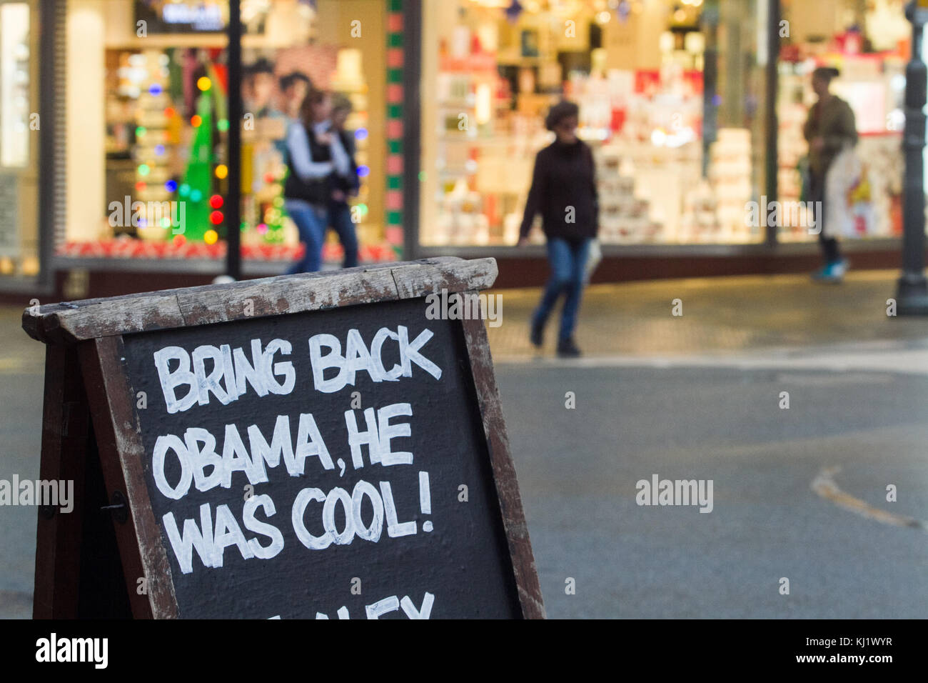 London uk. 20 novembre 2017. un pub à l'extérieur asigne wimbledon indique 'ramener obama il était cool" en Reference (référence à l'ancien président des États-Unis, Barack Obama, qui a quitté ses fonctions en janvier 2017 après 2 trimestres crédit : amer ghazzal/Alamy live news Banque D'Images