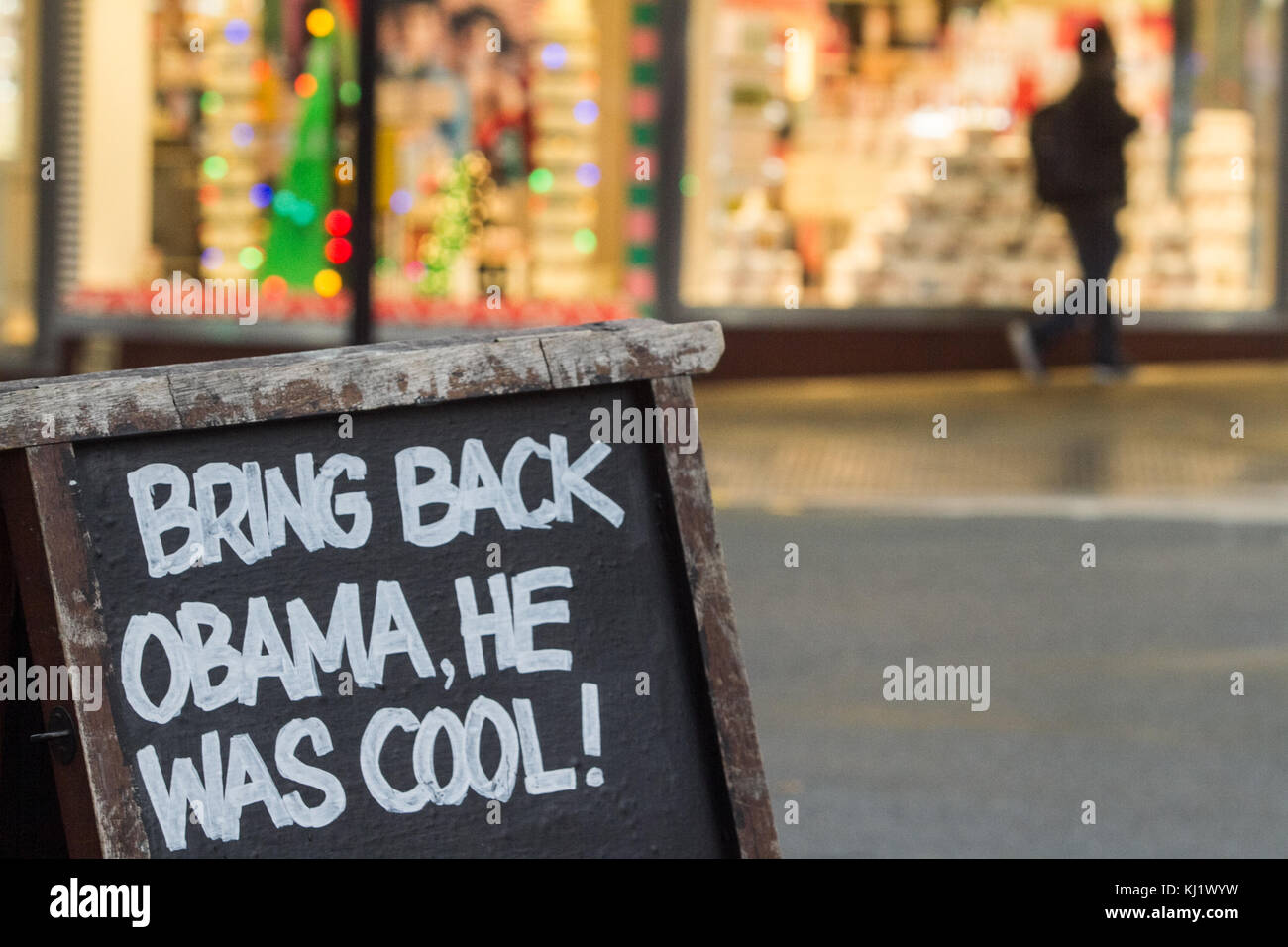 London uk. 20 novembre 2017. un pub à l'extérieur asigne wimbledon indique 'ramener obama il était cool" en Reference (référence à l'ancien président des États-Unis, Barack Obama, qui a quitté ses fonctions en janvier 2017 après 2 trimestres crédit : amer ghazzal/Alamy live news Banque D'Images