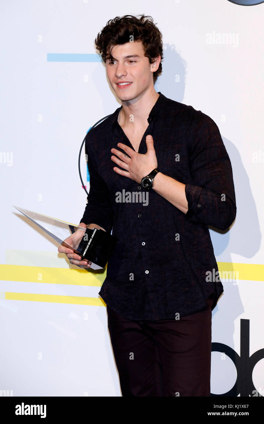 Shawn Mendes participe aux American Music Awards 2017 au Microsoft Theatre le 19 novembre 2017 à Los Angeles, en Californie. Banque D'Images
