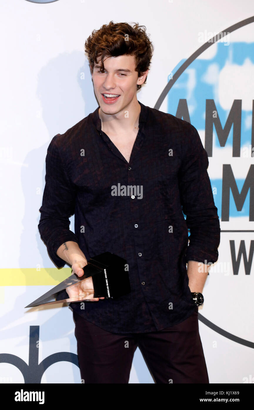 Shawn Mendes participe aux American Music Awards 2017 au Microsoft Theatre le 19 novembre 2017 à Los Angeles, en Californie. Banque D'Images