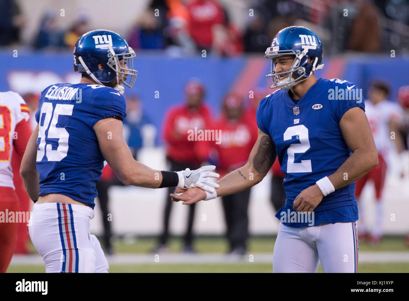 East Rutherford, New Jersey, USA. 19 Nov, 2017. Les Giants de New York place kicker Aldrick Rosas (2) célèbre son but avec la main l'extrémité Rhett Ellison (85) au cours de la NFL match entre les Chiefs de Kansas City et les Giants de New York au Stade MetLife à East Rutherford, New Jersey. Les Giants de New York a gagné 12-9. Christopher Szagola/CSM/Alamy Live News Banque D'Images