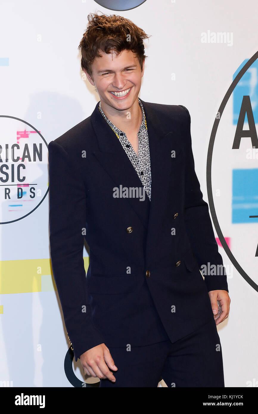 Los ANGELES, CA - NOVEMBRE 19: Ansel Elgort pose dans la salle de presse au 2017 American Music Awards au Microsoft Theatre le 19 novembre 2017 à Los Angeles, Californie, Etats-Unis crédit: John Rasimus/MediaPunch ***FRANCE, SUÈDE, NORVÈGE, DENARK, FINLANDE, Etats-Unis, RÉPUBLIQUE TCHÈQUE, AMÉRIQUE DU SUD seulement*** Banque D'Images
