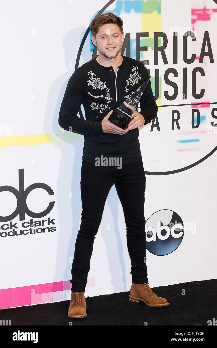 Los ANGELES, CA - 19 NOVEMBRE: Niall Horan poses dans la salle de presse au 2017 American Music Awards au Microsoft Theatre le 19 novembre 2017 à Los Angeles, Californie, États-Unis crédit: John Rasimus/MediaPunch ***FRANCE, SUÈDE, NORVÈGE, DENARK, FINLANDE, États-Unis, RÉPUBLIQUE TCHÈQUE, AMÉRIQUE DU SUD seulement*** Banque D'Images