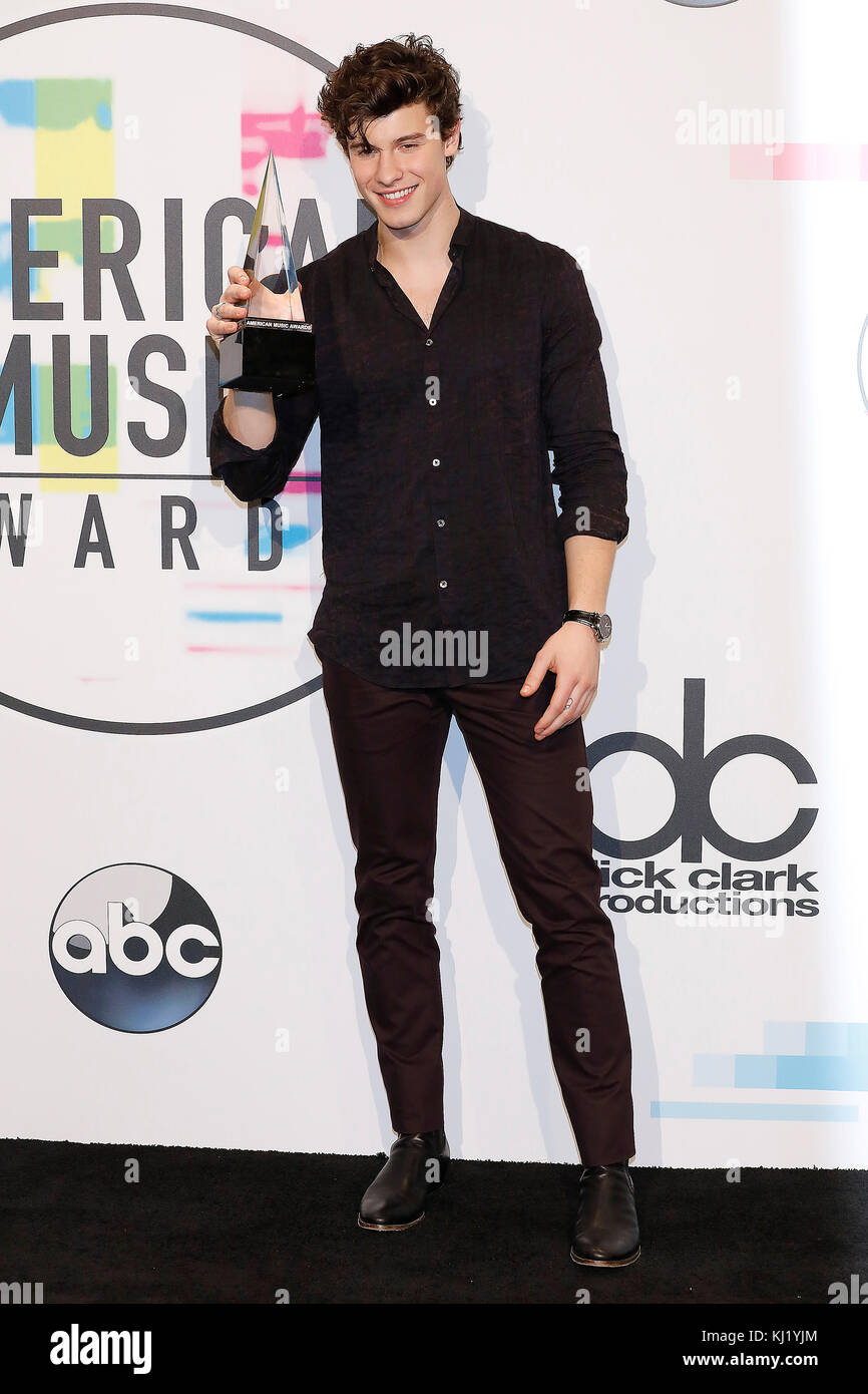 Los ANGELES, CA - 19 NOVEMBRE: Shawn Mendes poses dans la salle de presse lors des American Music Awards 2017 au Microsoft Theatre le 19 novembre 2017 à Los Angeles, Californie, États-Unis crédit: John Rasimus/MediaPunch ***FRANCE, SUÈDE, NORVÈGE, DENARK, FINLANDE, États-Unis, RÉPUBLIQUE TCHÈQUE, AMÉRIQUE DU SUD SEULEMENT*** Banque D'Images