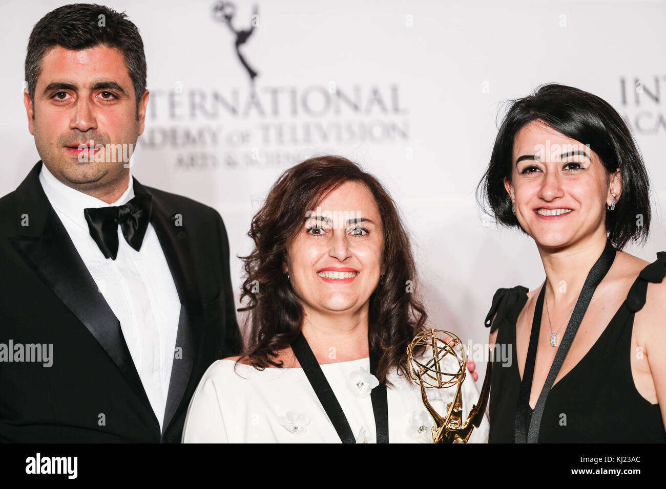 New York, États-Unis. 20 novembre 2017. New York, États-Unis. 20 novembre 2017. Kerem Catay gagnant de telenovela Kara Sevda (Amour Sans Fin) et présentateur Carmen Aub pose dans la salle de presse lors du 45ème gala International Emmy Awards à New York le 20 novembre 2017. Le Prix International Emmy est une cérémonie de remise de prix décernée par l'Académie internationale des arts et des sciences de la télévision en reconnaissance des meilleurs programmes de télévision initialement produits et diffusés à l'extérieur des États-Unis. (Photo: William VOLCOV/BRÉSIL PHOTO PRESSE) crédit: Brésil photo Press/Alay Live News Banque D'Images