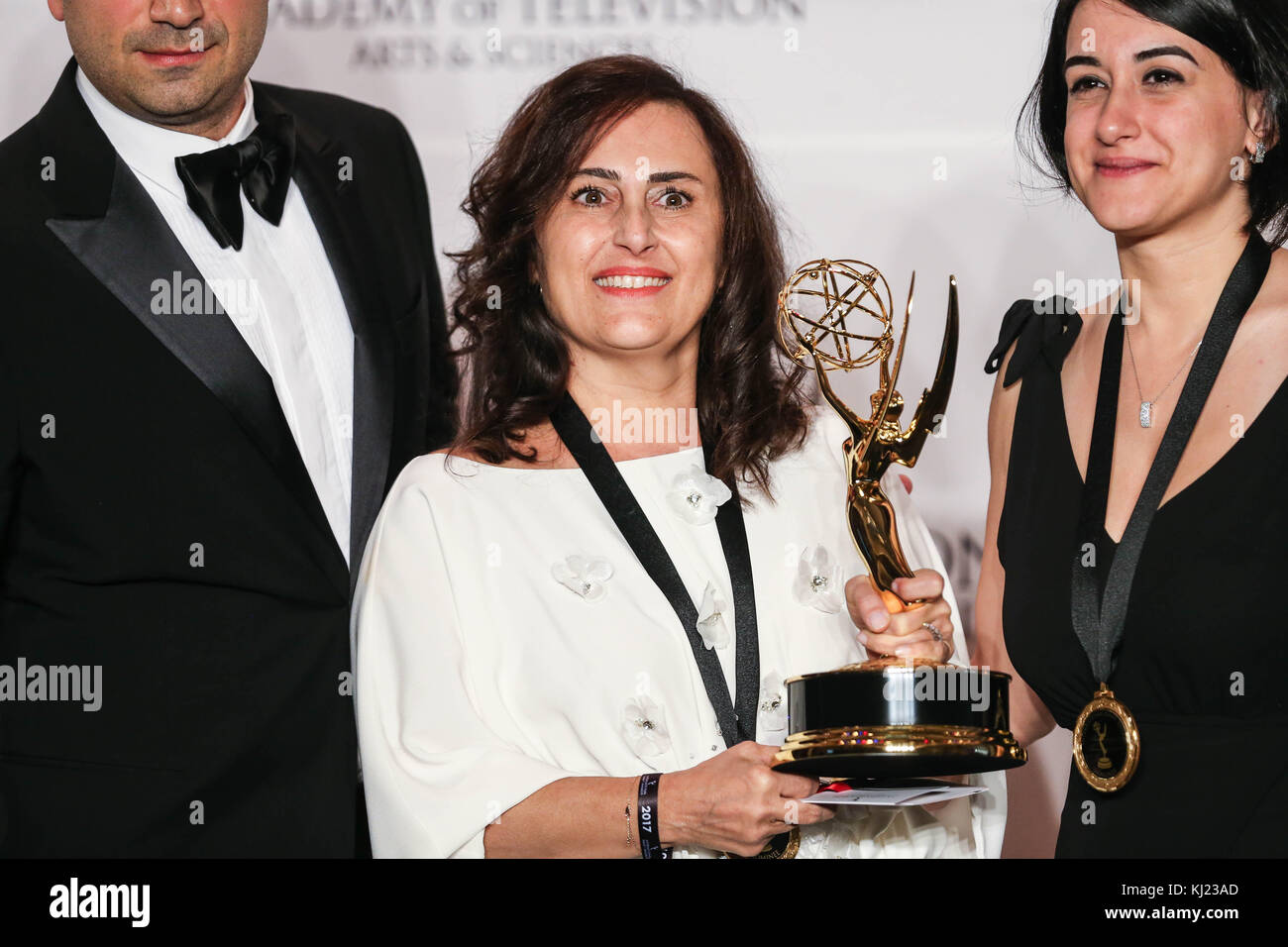 New York, États-Unis. 20 novembre 2017. New York, États-Unis. 20 novembre 2017. Kerem Catay gagnant de telenovela Kara Sevda (Amour Sans Fin) et présentateur Carmen Aub pose dans la salle de presse lors du 45ème gala International Emmy Awards à New York le 20 novembre 2017. Le Prix International Emmy est une cérémonie de remise de prix décernée par l'Académie internationale des arts et des sciences de la télévision en reconnaissance des meilleurs programmes de télévision initialement produits et diffusés à l'extérieur des États-Unis. (Photo: William VOLCOV/BRÉSIL PHOTO PRESSE) crédit: Brésil photo Press/Alay Live News Banque D'Images