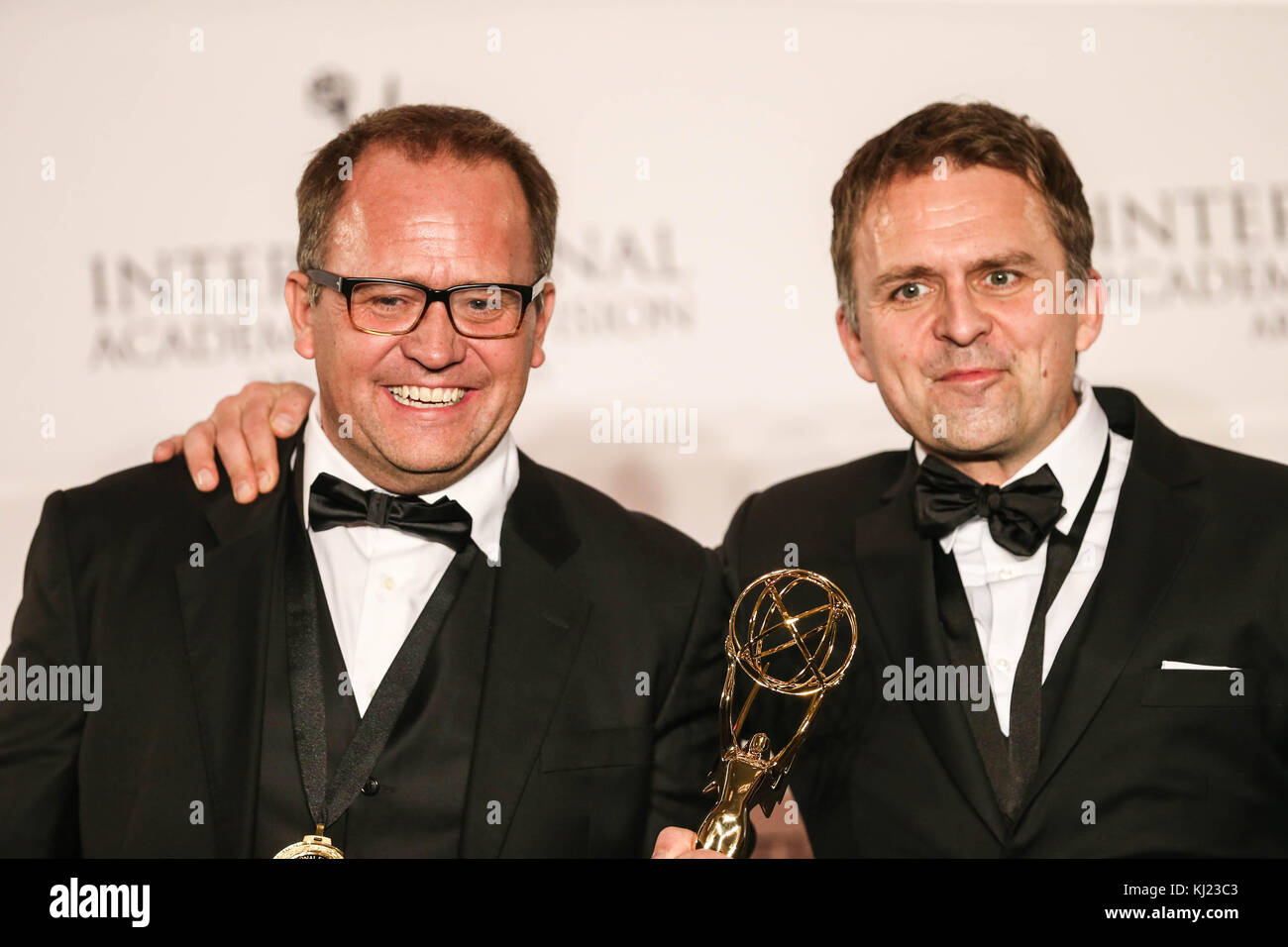 New York, États-Unis. 20 novembre 2017. New York, États-Unis. 20 novembre 2017. Gjermund Stenberg Eriksen et Vegard Stenberg Eriksen posent dans la salle de remise des prix après avoir reçu le prix de Mammon II, meilleure série Drama, lors du 45ème gala International Emmy Awards à New York le 20 novembre 2017. Le Prix International Emmy est une cérémonie de remise de prix décernée par l'Académie internationale des arts et des sciences de la télévision en reconnaissance des meilleurs programmes de télévision initialement produits et diffusés à l'extérieur des États-Unis. (Photo: William VOLCOV/BRÉSIL PHOTO PRESSE) crédit: Brésil photo Press/Alay Live New Banque D'Images