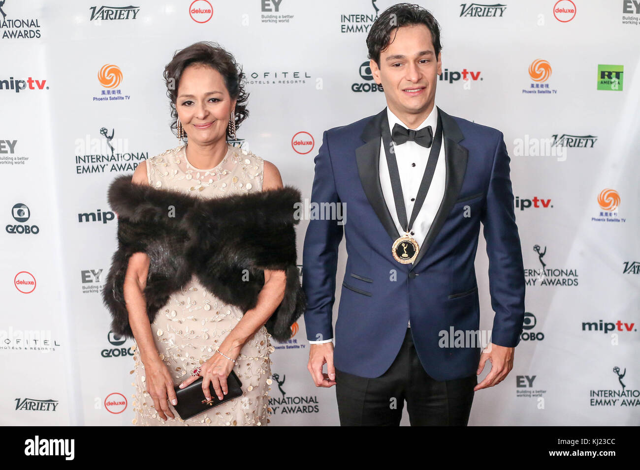 New York, États-Unis. 20 novembre 2017. New York, États-Unis. 20 novembre 2017. Edmara Barbosa, et Bruno Luperi de la telenovela Velho Chico (Old River) assistent au 45ème gala international Emmy Awards à New York le 20 novembre 2017. Le Prix International Emmy est une cérémonie de remise de prix décernée par l'Académie internationale des arts et des sciences de la télévision en reconnaissance des meilleurs programmes de télévision initialement produits et diffusés à l'extérieur des États-Unis. (Photo: William VOLCOV/BRÉSIL PHOTO PRESSE) crédit: Brésil photo Press/Alay Live News Banque D'Images