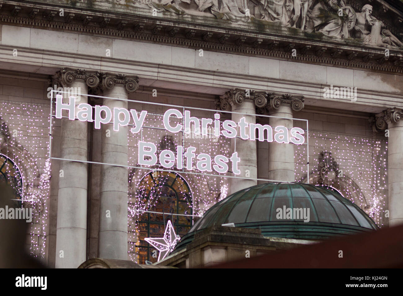 L'Hôtel de ville de Belfast, l'Irlande du 21 novembre 2017. Belfast City Council ont accroché les décorations de Noël en trois langues sur Belfast City Hall. Credit : Bonzo/Alamy Live News Banque D'Images