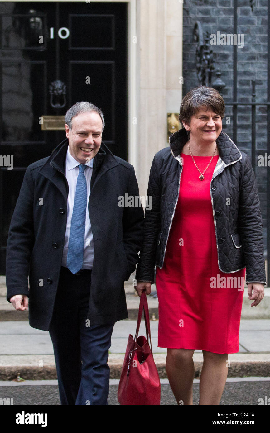 Londres, Royaume-Uni. 21 novembre, 2017. dup chef arlene foster et leader adjoint Nigel Dodds laisser 10 Downing Street après avoir rencontré le premier ministre Theresa may. Banque D'Images