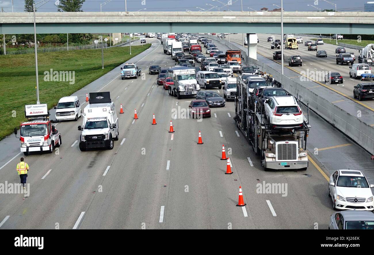 En Floride, aux États-Unis. 21 Nov, 2017. Trafic sur J95 est à ralentir considérablement après une mise en portefeuille tracteur-remorque bloqué voies sud près de l'Okeechobee Boulevard quitter mardi, 21 novembre 2017. L'accident a été signalé à environ 8 h et de 8 h30 à 23h00 West Palm Beach Fire sauvetage travaillaient pour arrêter une fuite de gazole que déjà carburant répandu sur environ 70 mètres de l'autoroute 95, a déclaré le chef adjoint Brent Bloomfield. ''C'est maintenant au sujet d'obtenir la fuite de gazole s'arrêta et se le chariot déplacé, '' dit Bloomfield. Plusieurs voies de circulation ont été bloqués, créant des backup le long de l'int Banque D'Images