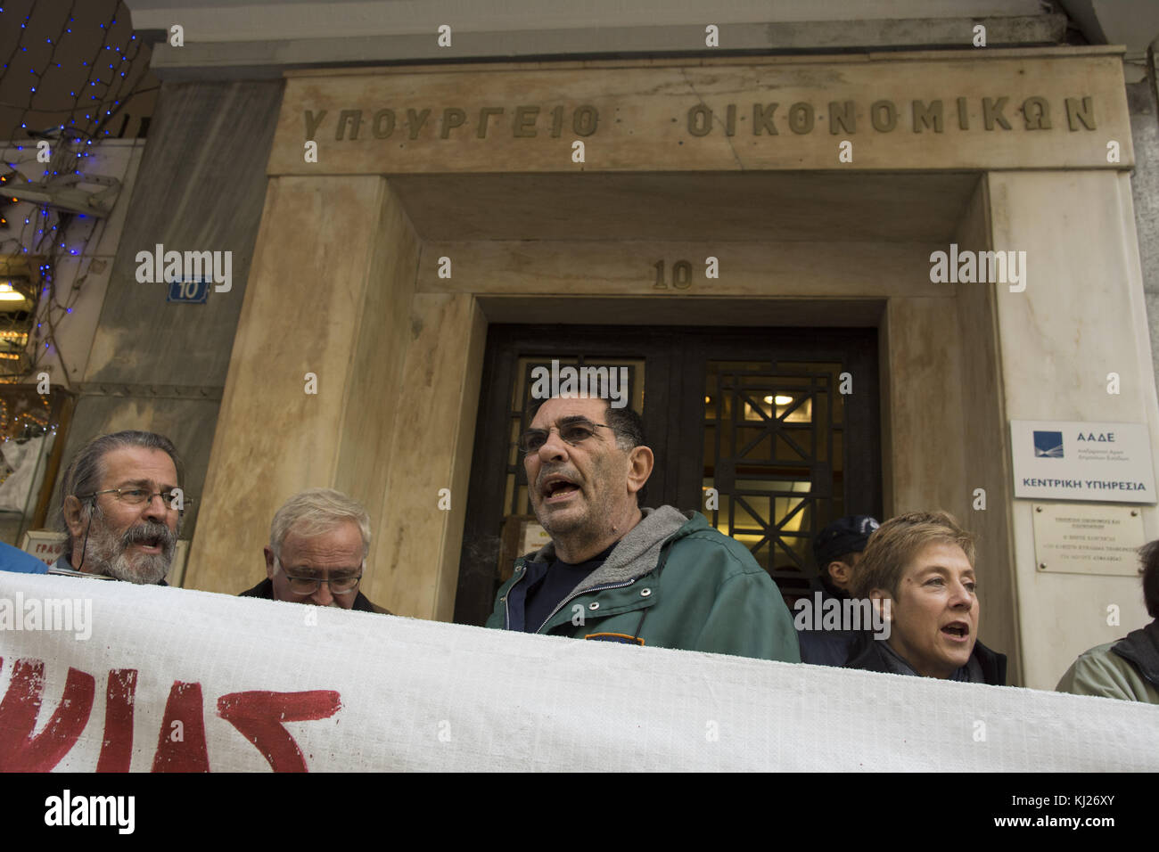 Athènes, Grèce. 21 novembre 2017. Les manifestants rassemblés devant le département des recettes publiques du ministère des Finances crient des slogans contre le gouvernement et sa décision de mettre en place des enchères numériques de maisons saisies par des banques ou d'autres institutions pour régler des créances douteuses. La décision de déplacer les enchères en ligne vise à éviter les manifestants qui ont réussi à perturber la procédure officiellement tenue devant les tribunaux. Crédit : Nikolas Georgiou/ZUMA Wire/Alamy Live News Banque D'Images