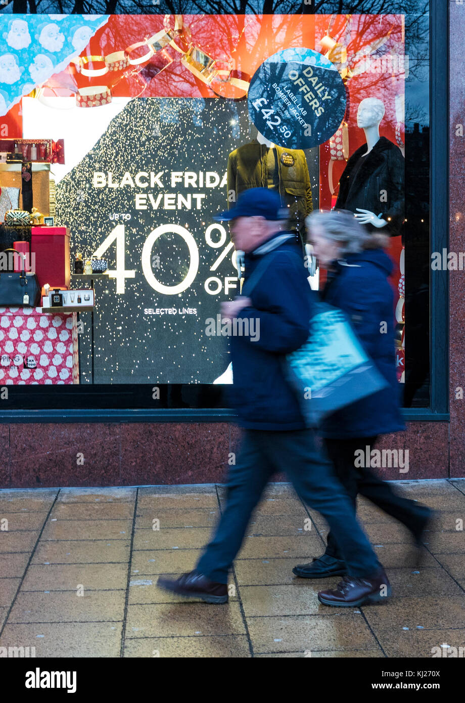 Edinburgh, Ecosse, Royaume-Uni. 21 nov, 2017. En prévision de vendredi noir dans les boutiques de Princes Street d'Édimbourg, annoncer leurs ventes avant Noël afin de stimuler un flagging high street performance. pour éviter des scènes de chaos beaucoup de détaillants ont étendu leurs ventes jusqu'à deux semaines avant le 24 novembre, la date traditionnelle quand les détaillants américains ont réduit leurs prix le jour après jour de Thanksgiving. crédit : riche de Dyson/Alamy live news Banque D'Images