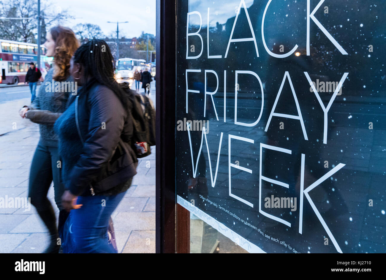 Edinburgh, Ecosse, Royaume-Uni. 21 nov, 2017. En prévision de vendredi noir dans les boutiques de Princes Street d'Édimbourg, annoncer leurs ventes avant Noël afin de stimuler un flagging high street performance. pour éviter des scènes de chaos beaucoup de détaillants ont étendu leurs ventes jusqu'à deux semaines avant le 24 novembre, la date traditionnelle quand les détaillants américains ont réduit leurs prix le jour après jour de Thanksgiving. crédit : riche de Dyson/Alamy live news Banque D'Images