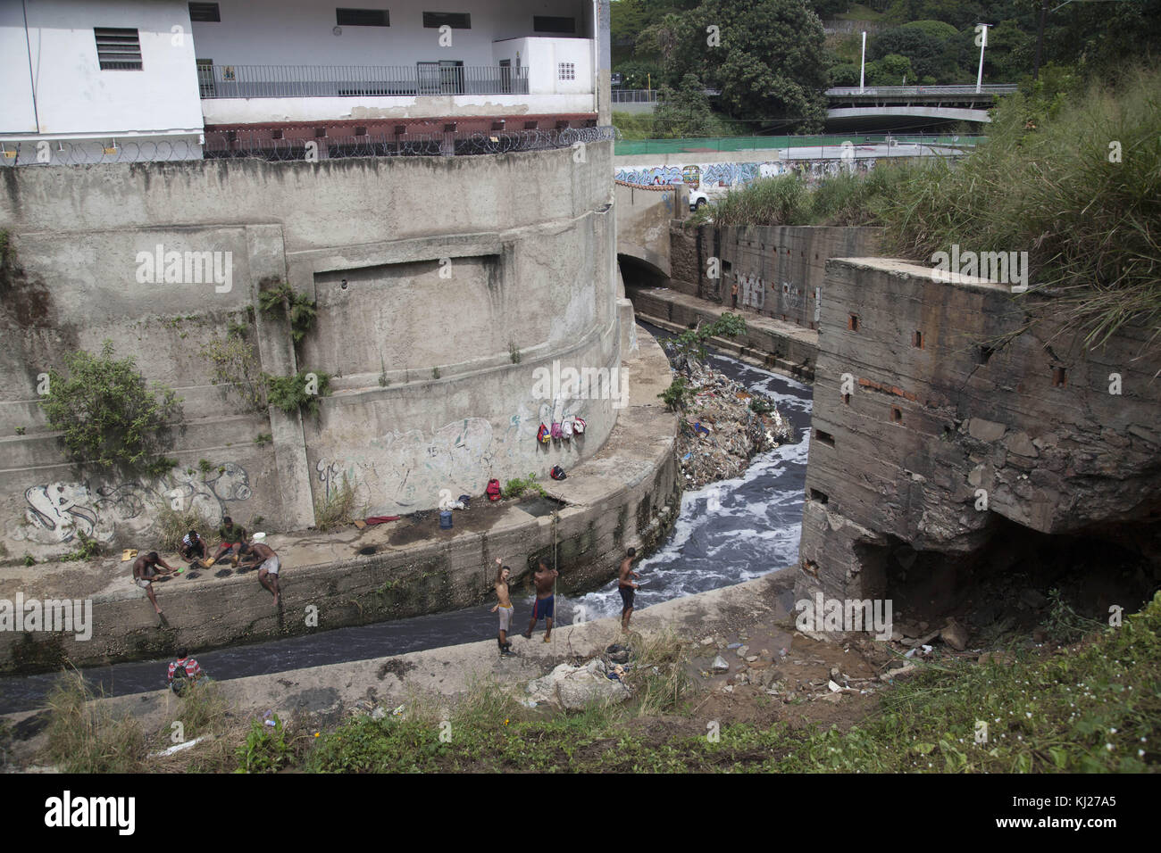 Caracas, Calvario, Venezuela. 9 novembre 2017. Vue sur la rivière Guaire qui traverse le quartier d'El Calvario, à Caracas. On estime qu'environ 300 personnes gagnent leur vie en cherchant de petits trésors parmi les merdes des égouts. Les gens à faible revenu se jettent dans les eaux de la rivière Guaire à Caracas pour chercher des objets de valeur. Les eaux de cette rivière transportent les bactéries et tous les déchets de la ville. Ils entrent dans l'eau pour tenter leur chance et voir s'ils trouvent des traces de pièces d'or de vêtements ou d'objets de bijouterie qui sont tombés à travers les éviers du HO Banque D'Images