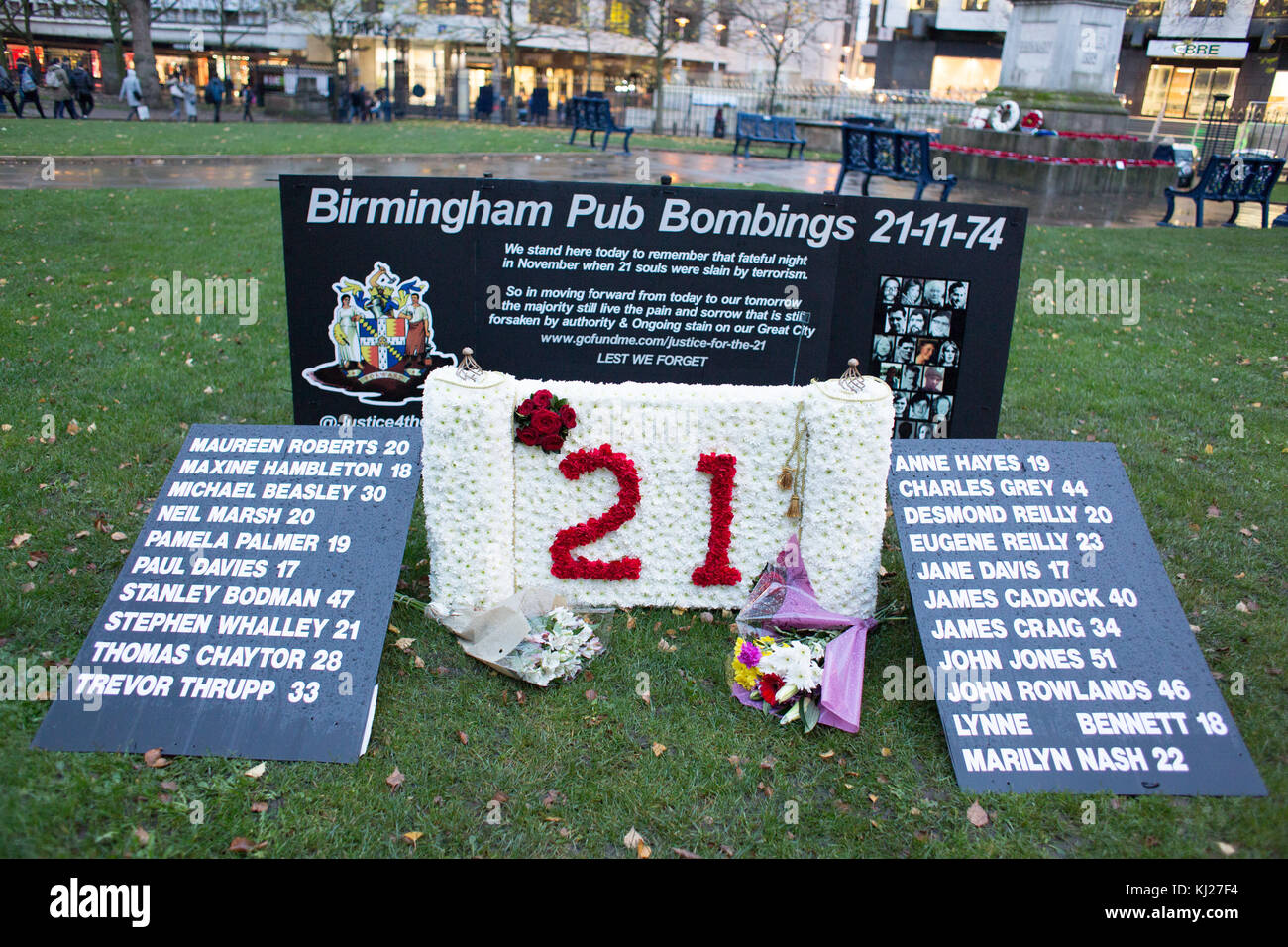 Birmingham, UK. 21 novembre 2017. Un service commémoratif a eu lieu lors de la cathédrale de Birmingham pour marquer 43 ans après la bombe de Pub de Birmingham qui a coûté la vie à 21 personnes. Le mémorial à l'extérieur de la cathédrale. Veuillez crédit, Dave Warren/Alamy Live News Banque D'Images