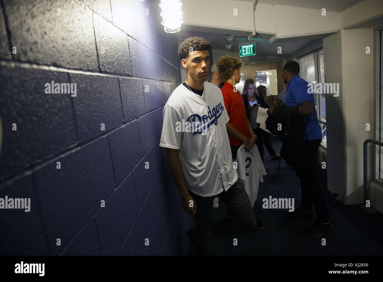 El Segundo, Californie, USA. 23 Juin, 2017. Lakers de draft Lonzo bille avant de jeter le premier lancer au Dodger Stadium le vendredi 23 juin, 2017 à El Segundo, Californie. Les Lakers Lonzo sélectionné comme la balle n°2 de draft NBA globale et est le fils de LaVar Ball. © 2017 Patrick T. Fallon Crédit : Patrick Fallon/ZUMA/Alamy Fil Live News Banque D'Images