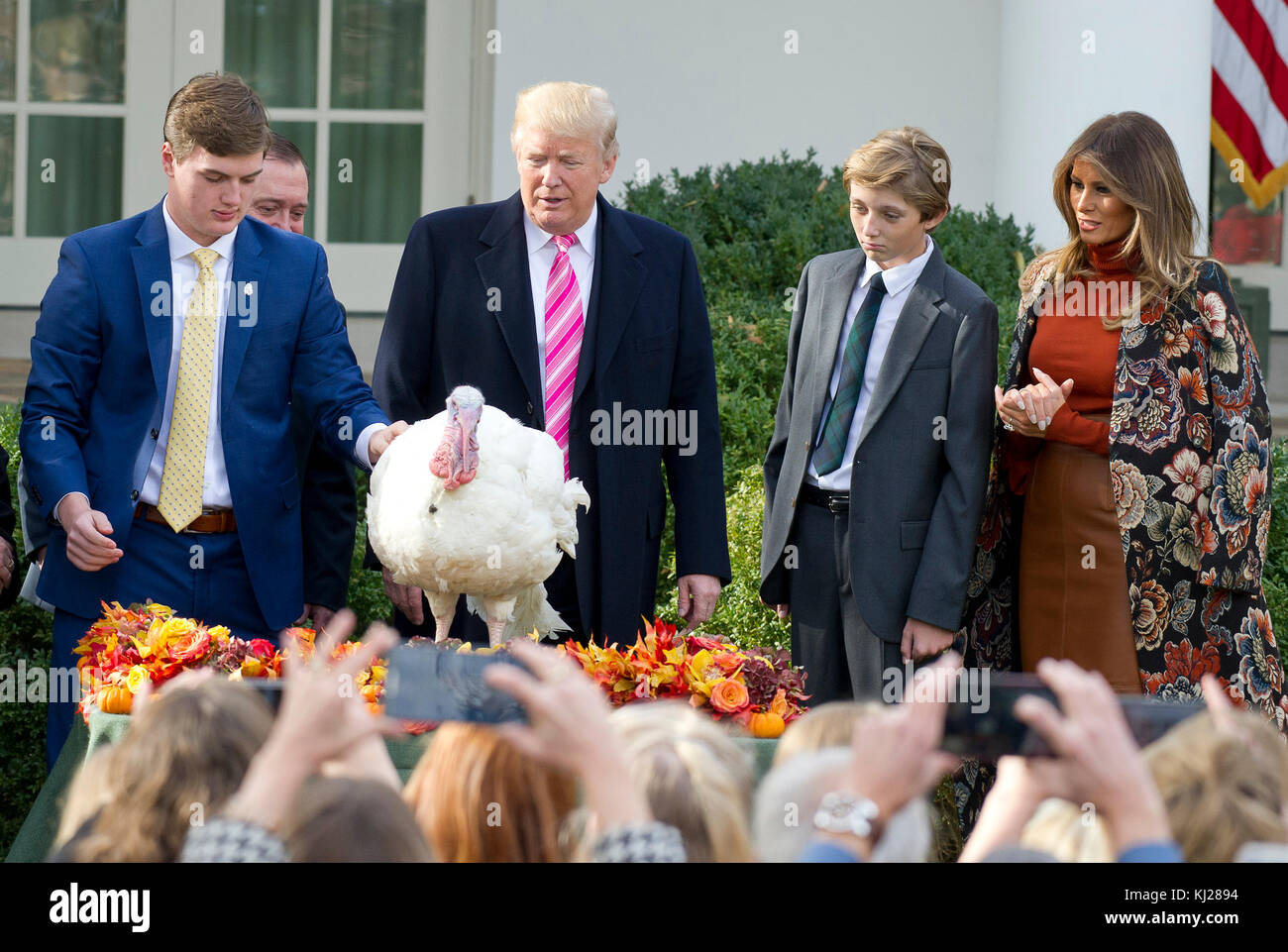 Le président américain Donald J. Trump et la première Dame Melania Trump accueillent la cérémonie nationale de Pardonning de la Turquie de Thanksgiving dans le jardin des roses de la Maison Blanche à Washington, DC, le lundi 20 novembre 2017. Selon la White House Historical Association, la cérémonie a débuté en 1863 lorsque le président américain Abraham Lincoln a accordé la clémence à une turquie. La tradition a été bombardée en 1989 quand le président américain George HW Bush a déclaré "Mais permettez-moi de vous assurer, et cette amende tom turkey, qu'il ne finînera pas sur la table de dîner de quelqu'un, pas ce gars -- il a accordé un pardon présidentiel dès maintenant Banque D'Images