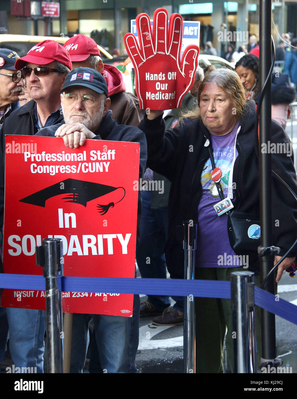 New York City, New York, États-Unis. 21 novembre 2017. Les manifestants tiennent des pancartes contre le plan fiscal républicain lors du rassemblement d'escroquerie fiscale Trump tenu à la Trump Tower. Crédit : Nancy Kaszerman/ZUMA Wire/Alamy Live News Banque D'Images