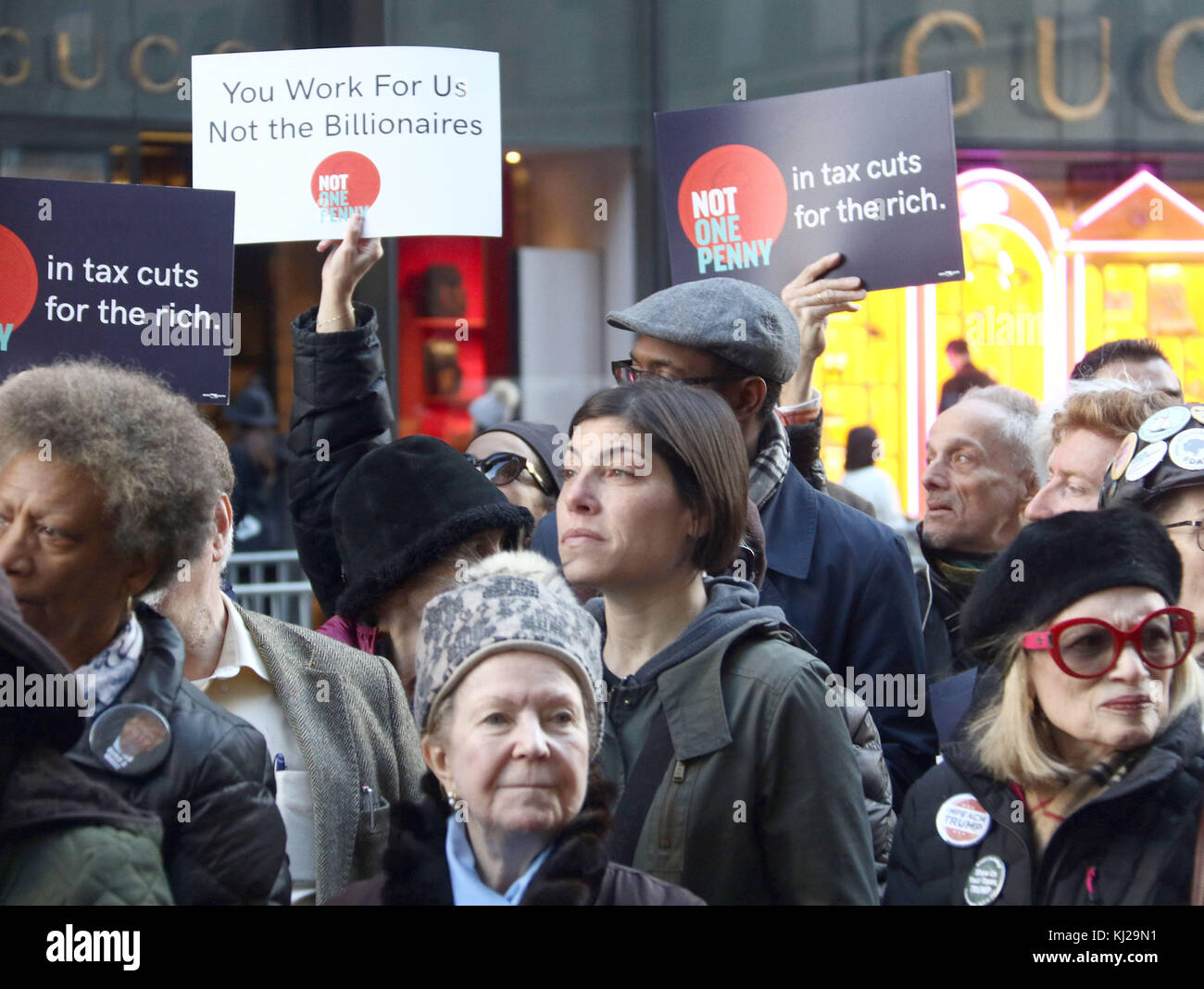 New York City, New York, États-Unis. 21 novembre 2017. Les manifestants tiennent des pancartes contre le plan fiscal républicain lors du rassemblement d'escroquerie fiscale Trump tenu à la Trump Tower. Crédit : Nancy Kaszerman/ZUMA Wire/Alamy Live News Banque D'Images