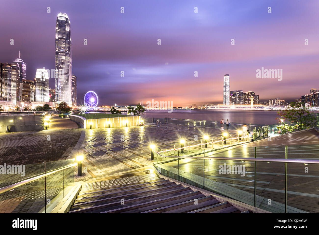Superbe vue de nuit sur la célèbre île de Hong kong central business district skyline du parc le long du port de Victoria avec l'autre sur Kowloon Banque D'Images