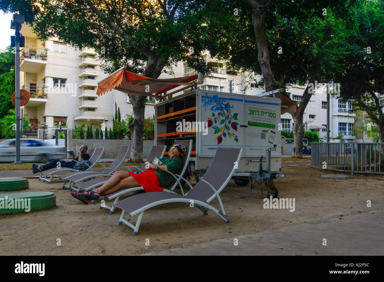 Tel-Aviv, Israel - 13 novembre 2017 : scène d'une bibliothèque de rue mobile sur le boulevard Rothschild, avec les lecteurs, à Tel-Aviv, Israel Banque D'Images