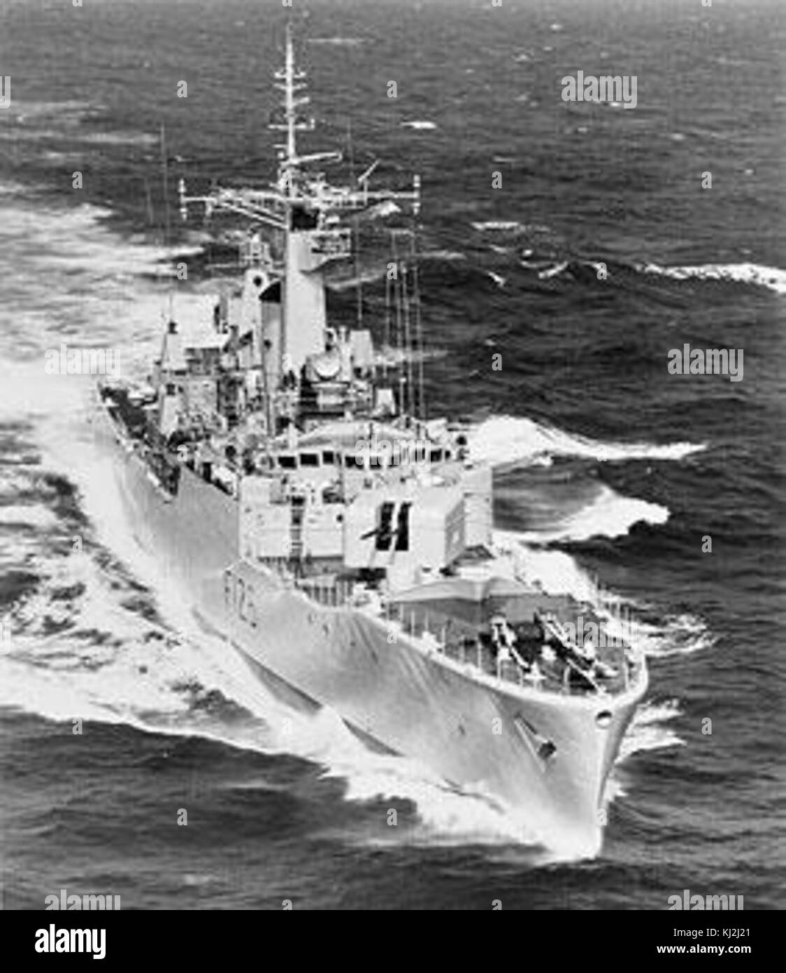 Le *HMS Plymouth* était un navire de la Royal Navy qui servit pendant la Guerre froide. Cette image montre le navire en route, reflétant la force militaire et les capacités navales du Royaume-Uni au milieu du XXe siècle. Banque D'Images