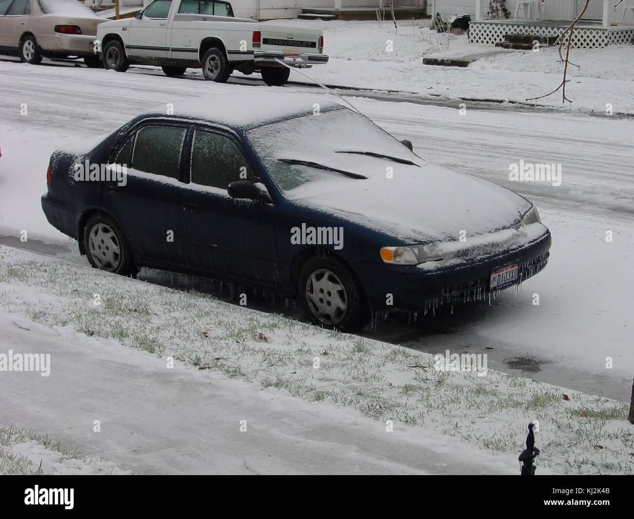 Bloqués par la neige voiture Banque D'Images