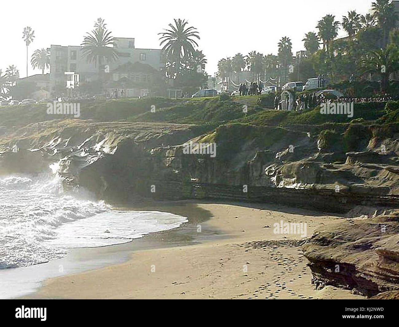 Cette image montre une plage de sable et de rochers, avec les textures naturelles et les caractéristiques du littoral. Il met l'accent sur le paysage côtier et l'interaction de la terre et de l'eau. Banque D'Images