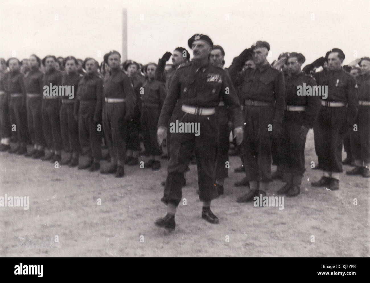 Une photographie historique du II corps polonais à Casarano, en Italie, du 2 juin 1946, capturant la présence militaire et le cadre européen d'après-guerre au lendemain de la IIe Guerre mondiale Banque D'Images
