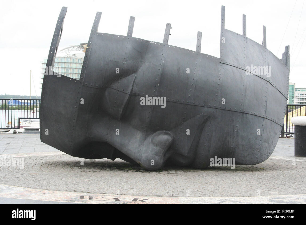 Un mémorial à Cardiff, au pays de Galles, dédié à l'histoire maritime et aux contributions des marins. Le mémorial honore les personnes qui ont joué un rôle dans le développement de Cardiff en tant que plaque tournante maritime. Banque D'Images