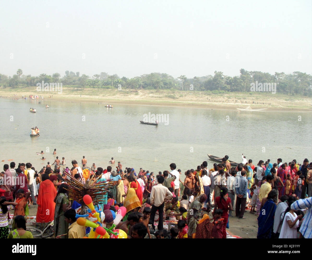 Les gens qui parlent de bain dans Budhi Gandak sur l'ocasion de Bouddha purnima dans Muzaffarpur, Bihar, Inde Banque D'Images