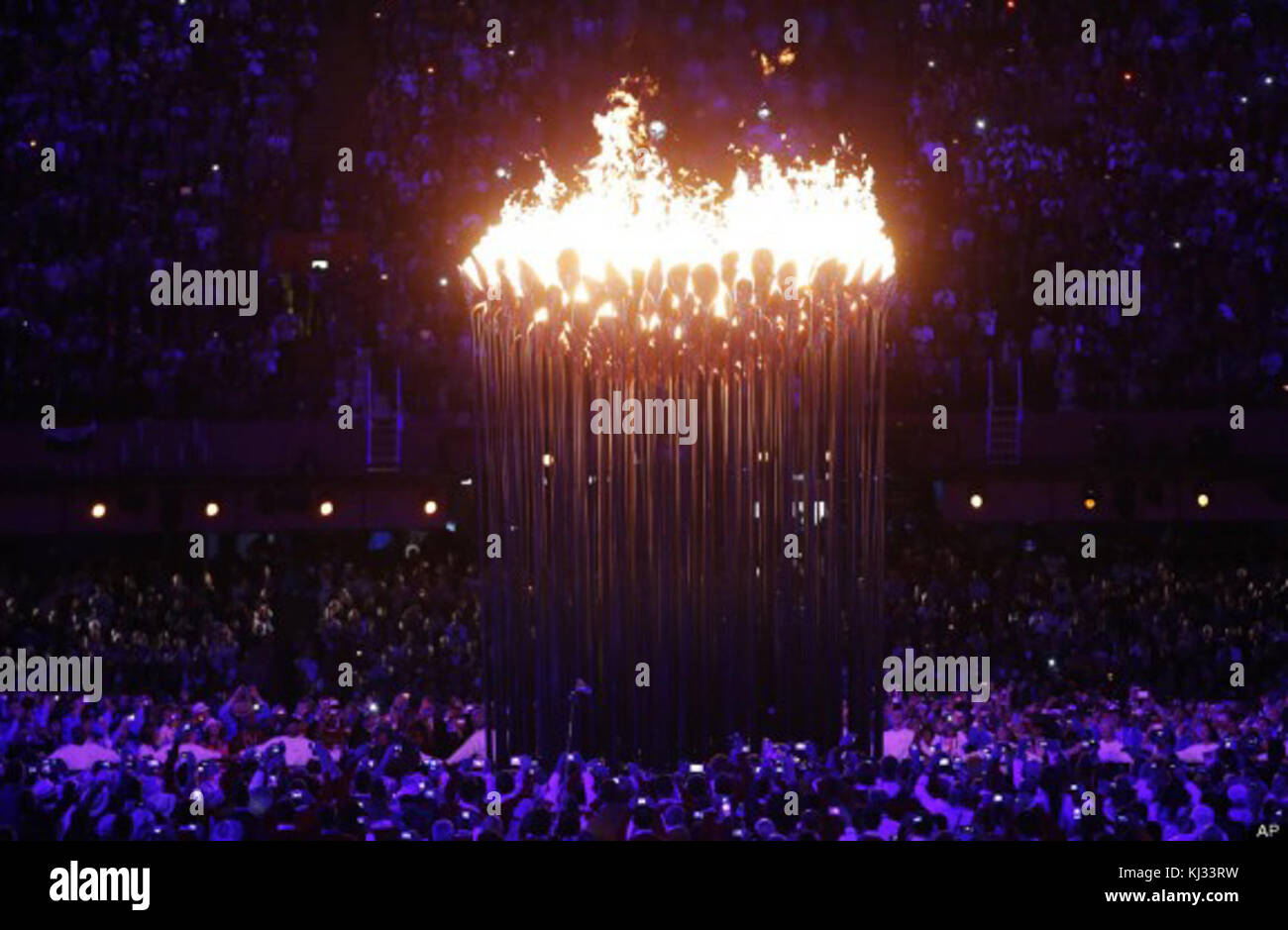 La flamme olympique des Jeux de Londres 2012 symbolisait l'unité des Nations et l'esprit de compétition. La flamme a été allumée sur l'ancien site olympique en Grèce et a fait son chemin vers Londres, où elle a été portée par de nombreux porteurs de flambeaux avant d'atteindre le stade olympique pour la cérémonie d'ouverture, marquant le début des jeux. Banque D'Images