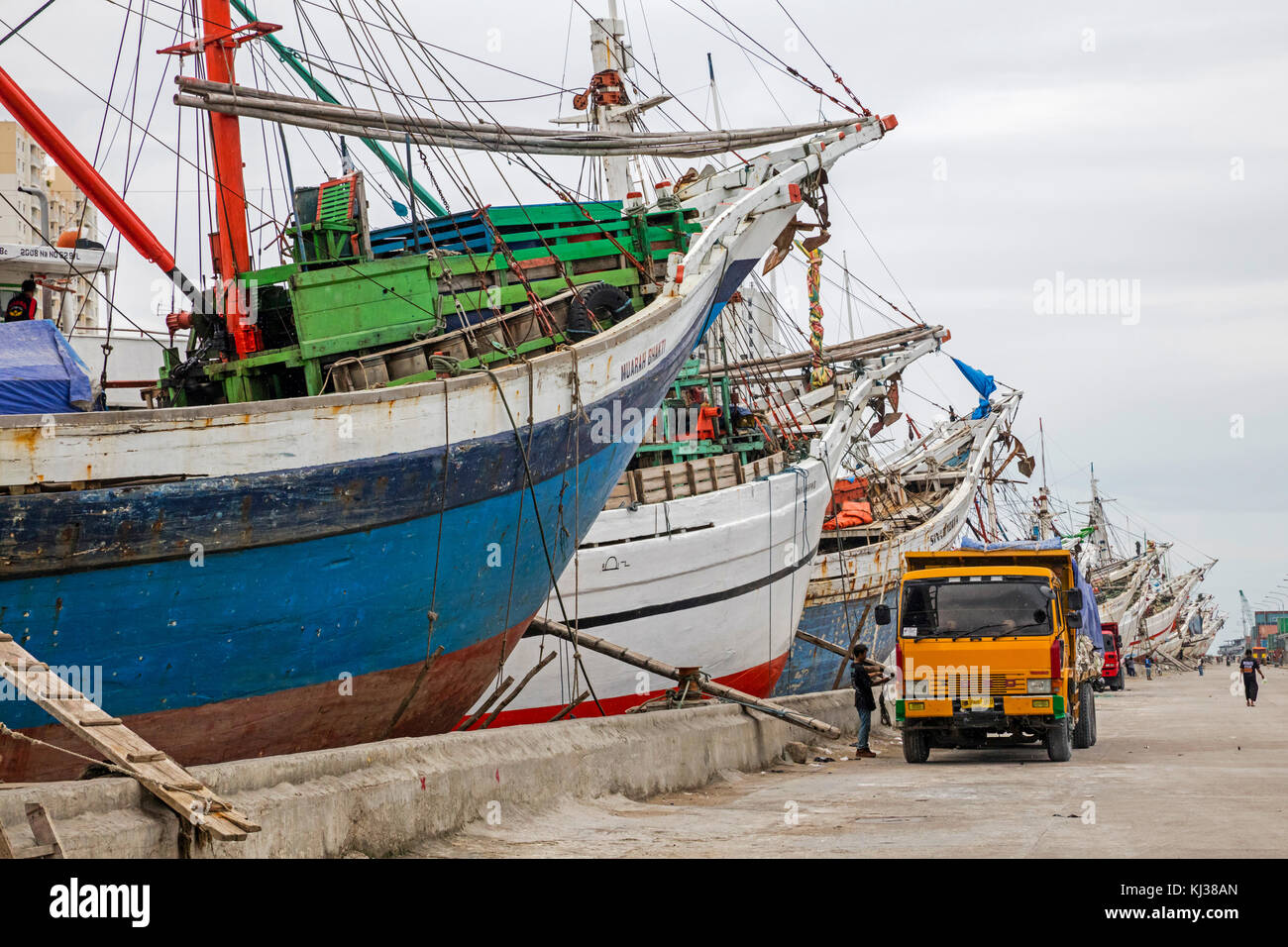 / Phinisis pinisis en bois traditionnel indonésien, voiliers à deux mâts à kalapa sunda Sunda Kelapa / Vieux port de Batavia, à Jakarta, Indonésie Banque D'Images