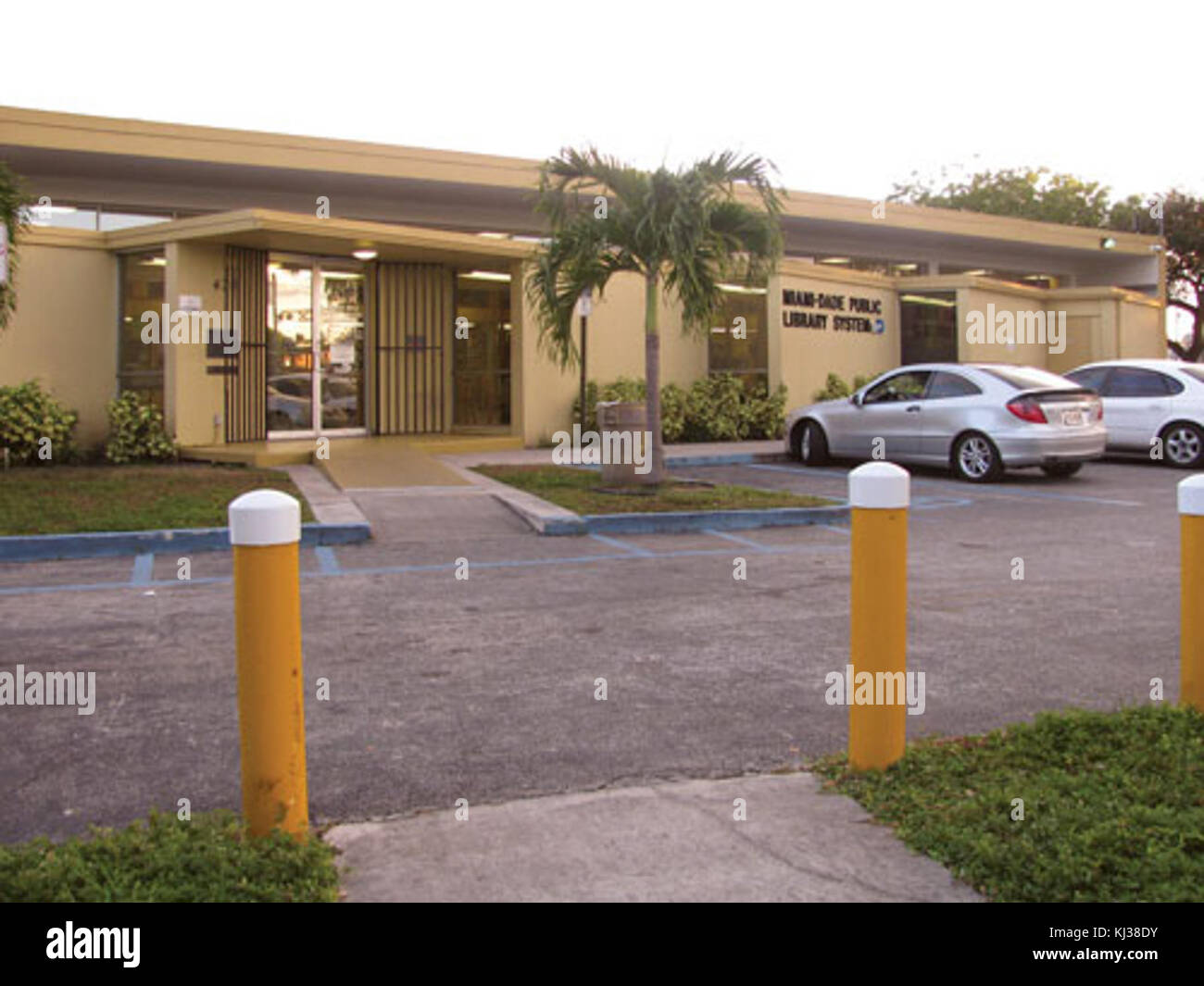 La Lemon City Branch Library est une bibliothèque publique située à Miami, en Floride. Il sert de plaque tournante communautaire pour l'éducation, la littérature et les événements, fournissant des ressources à la population locale. Banque D'Images